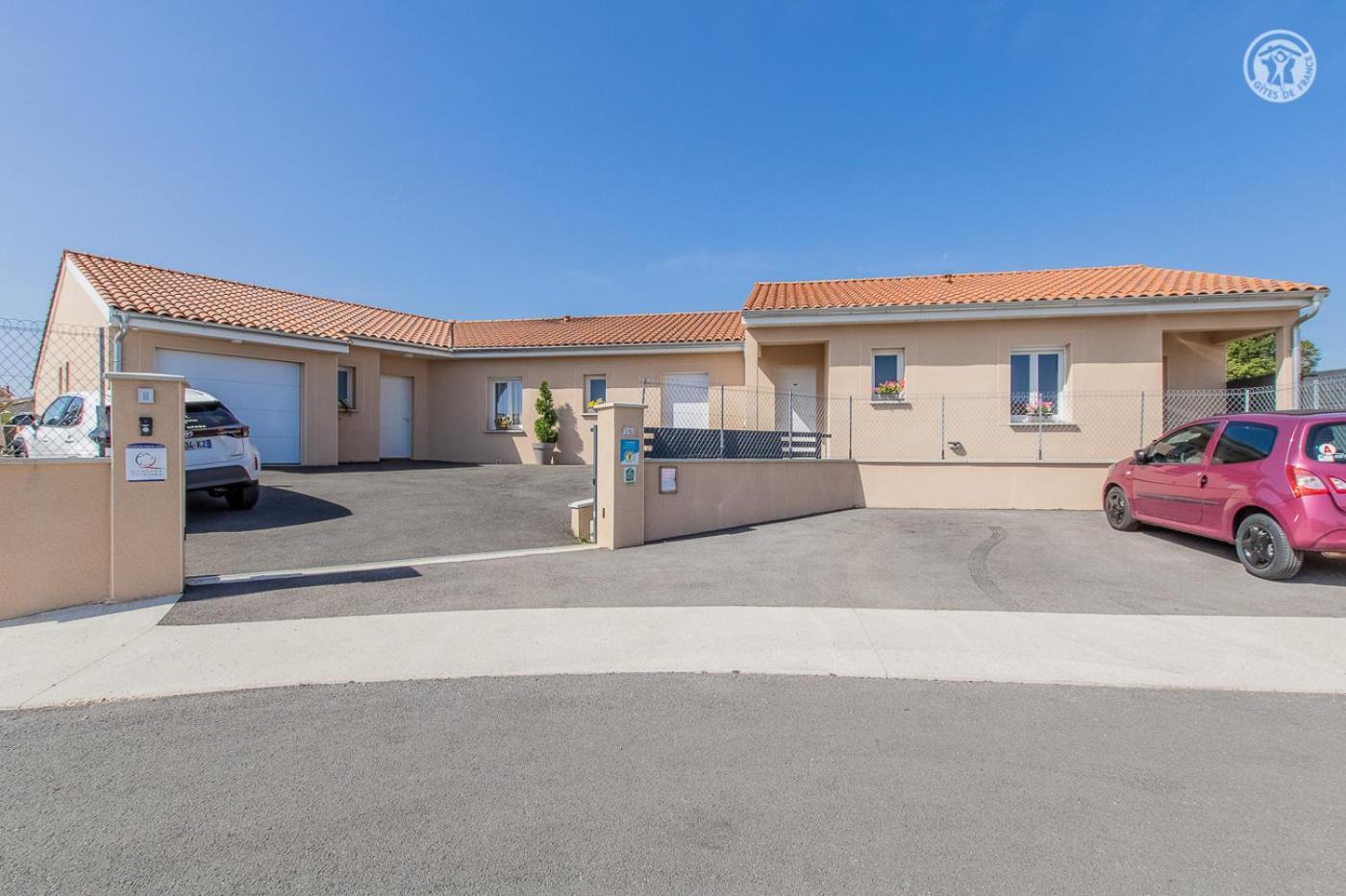 Le Maconnais Guest House Vinzelles Екстериор снимка